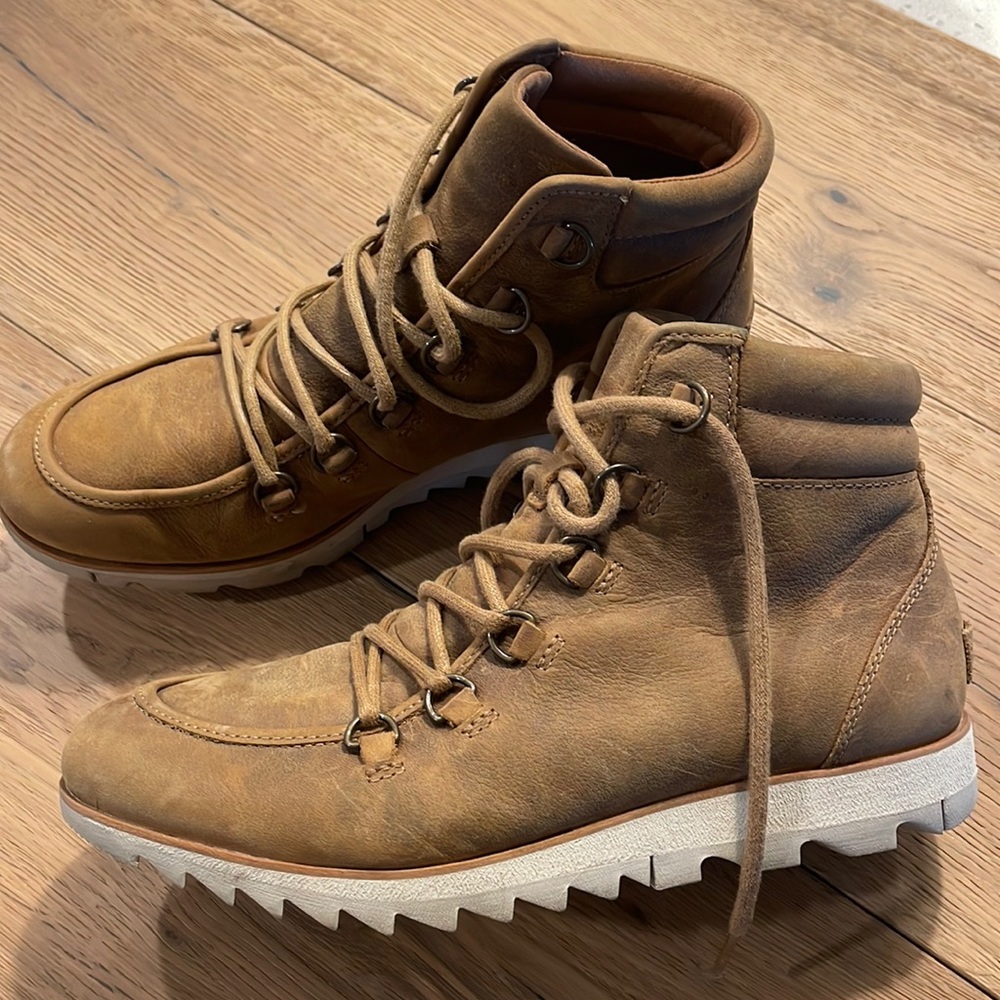 Sorel. Lace up.